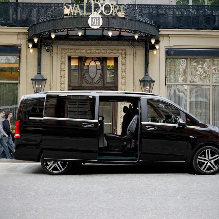 v-class-slider Recorre las zonas exclusivas de Madrid en coche con conductor privado